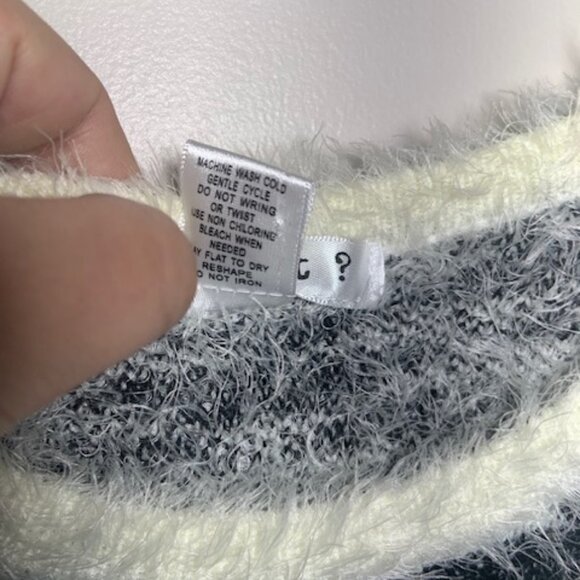 Say What Aztec Tribal Fuzzy Eyelash Knit Black White Pullover Sweater - Size M - Picture 7 of 8